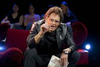Switch Reloaded – (4. Staffel) - Bei "Switch Reloaded" bleibt niemand verschont: Hugo Egon Balder (Max Giermann) in "Die Hit Giganten" ...