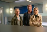 Der Bergdoktor – Martin (Hans Sigl, M.) hat endlich gute Neuigkeiten für Josie (Lieselotte Voß, l.) und Karin Bachmeier (Hilde Dalik, r.).
