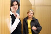 SOKO Kitzbühel – Ulrike Hübschmann (Heike Roth, li.), Tatjana Blacher (Marie Holler).
