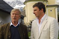 Der Bergdoktor – Dr. Roman Melchinger (Siegfried Rauch, l.), der letzte praktizierende Arzt in Ellmau, will aufhören. Dr. Martin Gruber (Hans Sigl, r.) soll seine Praxis übernehmen.
