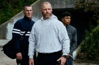 Shorta - Das Gesetz der Straße – Die Polizisten Mike Andersen (Jacob Hauberg Lohmann) und Jens Høyer (Simon Sears, li.) brauchen die Hilfe von Amos Al-Shami (Tarek Zayat, re.).
