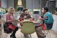 The Big Bang Theory – Als Raj (Kunal Nayyar, r.) erzählt, dass er sich von einer Frau angezogen fühlt, die er im Comicbuchladen getroffen hat, müssen ihn Bernadette (Melissa Rauch, l.) und Howard (Simon Helberg, M.) daran erinnern, dass er bereits eine Freundin hat ...