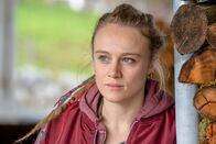 Die Chefin – Maya Engelbrecht (Anke Retzlaff) scheint eine starke Haltung zu haben. Doch ist sie auch radikal?