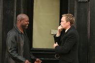 How I Met Your Mother – (v.li.) Emmitt Smith, Neil Patrick Harris (Barney Stinson).