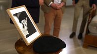 Was schätzen Sie ...? – Portrait und Baskenmütze von Otto Schenk.