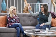 The Big Bang Theory – Als Bernadette (Melissa Rauch, l.) endlich mal einen kinderfreien Tag mit Amy (Mayim Bialik, r.) verbringen kann, wird ihr bewusst, dass sie das Muttersein nicht so einfach ablegen kann ...
