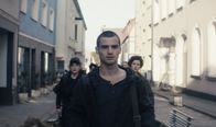 neoriginal: Sløborn – Auf dem Streifzug durch die verlassene Kleinstadt haben Devid (Aaron Hilmer, M.) und die Gruppe (Antonie Lawrenz l., Karla Nina Diedrich, r.) eine seltsame Begegnung.