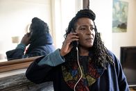 Ellis – Ellis (Sharon D Clarke) versucht, ihre Tochter anzurufen.