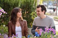 Man Seeking Woman – Whitney (Minka Kelly, l.); Josh Greenberg (Jay Baruchel, r.)