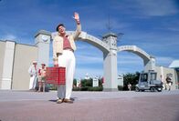 Die Truman Show – Alles ist inszeniert, alle Figuren sind Schauspieler, und die ganze Stadt und Umgebung befindet sich im größten Studio der Welt. Nur Truman Burbank (Jim Carrey), der Star der Erfolgsshow, ahnt von all dem nichts ...