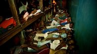 Überleben hinter Gittern – Überfüllter Gruppenschlafsaal im Antanimora Gefägnis auf Madagaskar.