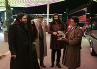 What We Do in the Shadows – (v.l.n.r.) Laszlo Cravensworth (Matt Berry); Nadja (Natasia Demetriou); Colin Robinson (Mark Proksch); Nandor (Kayvan Novak); Guillermo de la Cruz (Harvey Guillén)