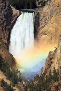 Yellowstone – Regenbogen über den "Lower Falls".