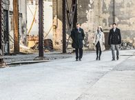 Elementary – Auf dem Weg zu Moriarty ins Gefängnis: Capt. Gregson (Aidan Quinn, l.), Dr. Watson (Lucy Liu, M.) und Sherlock Holmes (Jonny Lee Miller, r.). Doch wird dieser Besuch ihnen wichtige Hinweise im Fall einer Kindesentführung geben - oder werden sie den raffinierten Tricks und Spielchen Moriartys zum Opfer fallen?; Auf dem Weg zu Moriarty ins Gefängnis: Capt. Gregson (Aidan Quinn, l.), Dr. Watson (Lucy Liu, M.) und Sherlock Holmes (Jonny Lee Miller, r.). Doch wird dieser Besuch ihnen wichtige Hinweise im Fall einer Kindesentführung geben - oder werden sie den raffinierten Tricks und Spielchen Moriartys zum Opfer fallen?