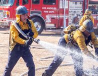 9-1-1 Notruf L.A. – Howie "Chimney" Han (Kenneth Choi, l.); Henrietta "Hen" Wilson (Aisha Hinds, r.)