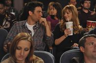 How I Met Your Mother – Als Ted (Josh Radnor, l.) eines Tages mit seiner neuen Bekanntschaft Royce (Judy Greer, r.) im Kino einen Film anschaut, ist Ted entsetzt: "The Wedding Bride" erzählt nämlich seine Geschichte ...