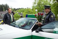 Hubert und Staller – Rosen ist der einzige Hinweis, der Franz Hubert (Christian Tramitz, l.) und Johannes Staller (Helmfried von Lüttichau, r.) bei den aktuellen Ermittlungen vorliegt. Noch ahnen die beiden nicht, auf welche Spur sie dieses blumige Indiz lenken wird ...