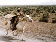 Nobody ist der Größte – Der Revolverheld Nobody (Terence Hill) vertreibt sich die Zeit mit kleinen Gaunereien ...