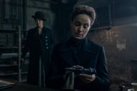Davos 1917 – Kann Johanna (Dominique Devenport) der Gräfin (Jeanette Hain, vorne) trauen?