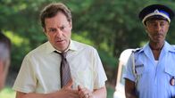 Death in Paradise – DI Jack Mooney (Ardal O'Hanlon, l.) und Dwayne (Danny John-Jules, r.) wollen den Mörder von Victor Pearce finden.