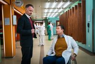 Notruf Hafenkante – Freddy Lürsen (André Röhner, l.) droht Dr. Lindberg (Hardy Krüger Jr., r.) damit, das EKH zu verklagen, wenn seiner Frau irgendetwas passiert.