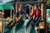 Weihnachten in Conway – Natalie (Mandy Moore) und Tommy (Riley Smith) verbringen Natalies Geburtstag zu zweit auf einem Kinderspielplatz. Sie haben Spaß, albern herum und beginnen sich anzunähern.