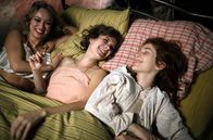 Babylon Berlin – Vera (Caro Kult), Charlotte (Liv Lisa Fries, Mitte) und ihre Schwester Toni (Irene Böhm, re.)