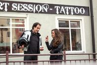 Hubert und Staller – Staller (Helmfried von Lüttichau, l.) gibt sich bei der Besitzerin des Tattoo-Studios, Sophia Beyer (r.), als interessierter Rocker aus. Weiteres Bildmaterial finden Sie unter www.br-foto.de.