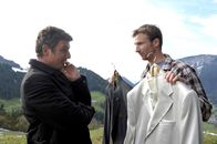 Der Bergdoktor – Darüber, dass Hans (Heiko Ruprecht, r.) bei seiner Hochzeit mit Klara zwischen den Fronten aus Tradition und Moderne steht, kann Martin (Hans Sigl, l.) nur schmunzeln.