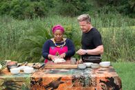 Gordon Ramsay: Kulinarische Abenteuer – South Africa - Gordon Ramsay (R) watches as Chef Zola Nene kneads dough during the big cook. (National Geographic/Jon Kroll)