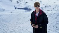 Alex Rider – Alex Rider (Otto Farrant) nimmt eine falsche Identität an und spielt den Sohn eines Millionärs. Keiner ahnt, dass er ein Agent ist, der heimlich spioniert.