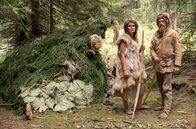 Der Steinzeit auf der Spur – Neben dem Sammeln war die Jagd die wichtigste Ernährungsquelle für unsere Vorfahren aus der Steinzeit. Der Erfolg hing von den eigenen Fähigkeiten mit dem Bogen ab.