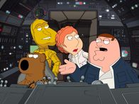 Family Guy – Peter erzählt die Star Wars Saga "Das Imperium schlägt zurück" à la Family Guy (v.l.n.r.): Brian als Chewbacca, Quagmire als 3CPO, Lois als Prinzessin Leia und Peter als Han Solo