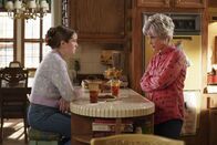 Young Sheldon – Missy Cooper (Raegan Revord, l.); Connie "Meemaw" Tucker (Annie Potts, r.)