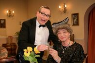 Heißmann + Rassau – Eigentlich will Georg Kaltengruber (Volker Heißmann) einen gemütlichen Silvesterabend zu Hause verbringen. Doch seine Frau Anneliese (Martin Rassau) schreckt ihn mit einer glorreichen Idee auf: Sie will "Dinner for one" auf fränkisch spielen, ins Internet stellen und dafür sogar Geld kassieren. Und ihr Mann Georg soll natürlich mitmachen und den Butler James geben. Aber so ganz genau kann sich Anneliese nicht mehr an die Originalfassung erinnern - da ist Chaos vorprogrammiert.