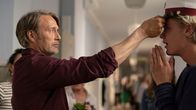 Der Rausch – Martin (Mads Mikkelsen, li.) ist wie verändert.; rbb Fernsehen DER RAUSCH, "Druk" Uhr. Martin (Mads Mikkelsen, li.) ist wie verändert.