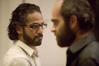 Miami Vice – Der kolumbianische Drogenboss Montoya (Luis Tosar, r.) ist alles andere als begeistert, als er von seiner rechten Hand Yero (John Ortiz, l.) erfährt, dass seine Geliebte mit einem anderen Mann gesehen wurde ...