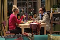 The Big Bang Theory – Während Leonard (Johnny Galecki, r.) versucht, seine Begeisterung für "Buffy die Vampirjägerin" auch Penny (Kaley Cuoco, l.) nahezubringen, gerät Sheldon in eine Krise ...