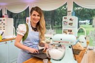 Das große Backen – Ihr Ziel ist es, den Titel "Deutschlands bester Hobbybäcker", ein eigenes Backbuch und 10.000 Euro zu gewinnen. Doch wird sie die Chance nutzen, unter hohem Zeitdruck schmackhafte Brote, raffiniert gewürzte Kuchen und perfekt dekorierte Torten zu zaubern? Bianca ...