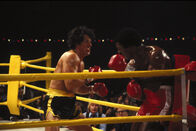 Rocky II – Als es finanziell abwärts geht, entschließt sich Rocky (Sylvester Stallone, l.), gegen den schwarzen Weltmeister (Carl Weathers, r.) anzutreten, obwohl er scheinbar chancenlos ist ...