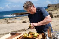 Gordon Ramsay: Kulinarische Abenteuer – Puerto Rico - Gordon Ramsay works on his ceviche, served in oranges and grapefruits, during the final cook in Puerto Rico. (Credit: National Geographic/Justin Mandel)