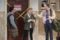 The Big Bang Theory – Während Sheldon (Jim Parsons, r.) Penny (Kaley Cuoco, M.) und Leonard (Johnny Galecki, l.) über wichtige Details des Postrechts aufklärt, ahnt er nicht, dass ein Überraschungsbesuch von seiner Oma auf ihn wartet ...