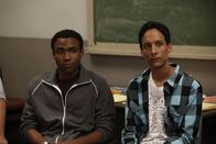 Community – Annie tritt dem psychologischen Forschungsteam von Professor Duncan bei und benutzt Abed (Danny Pudi, r.) und Troy (Donald Glover, l.) als ihren ersten Versuchskaninchen ...