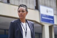 The Bay – Nachdem die Ermittlungen ins Stocken geraten sind, steht DS Townsend (Marsha Thomason) nun kurz vor der Lösung des Falls. Denn neue Erkenntnisse offenbaren den Ermittlern die Hintergründe der grausamen Tat.