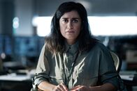 Greyzone - No Way Out – Marjan (Özlem Saglanmak) beobachtet über den Bildschirm die Verfolgung der Polizei von Linda und einer fremden Frau.