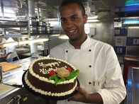 Verrückt nach Meer – Küchenpraktikant Steven Igbinidou ist 21 Jahre alt geworden und hat von seiner Küchencrew eine Torte gebacken bekommen. Über die freut er sich sehr.