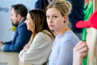 Der Alte – Die unterschätzte Praktikantin der Firma Nele Egger (Hanna Binke) hütet ein brisantes Geheimnis. (Komparsen im Bild)