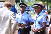 Death in Paradise – J.P. (Tobi Bakare, M.) und Dwayne (Danny John-Jules, r.) besprechen die aktuelle Lage mit ihrem Chef Humphrey (Kris Marshall, l.).