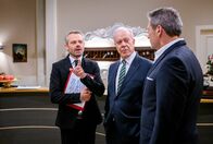 Sturm der Liebe – Erik (Sven Waasner, li.) ist beschwingt, als Werner (Dirk Galuba, mi., mit Dieter Bach, re.) glaubt, dass nach der Übernahme ein Manager-Posten für ihn drin sein könnte.