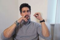 Einstein – Einstein Besser Atmen gegen Stress Tobias Müller hält sich ein Nasenloch zu.